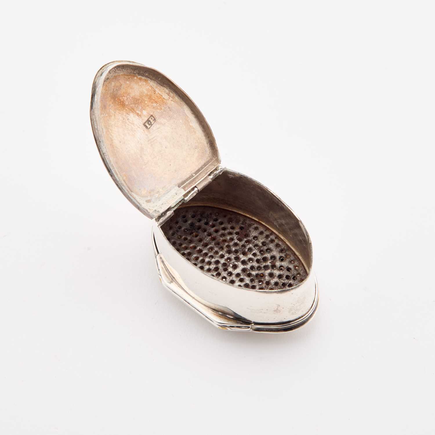 A GEORGE III SILVER NUTMEG GRATER - Image 4 of 4