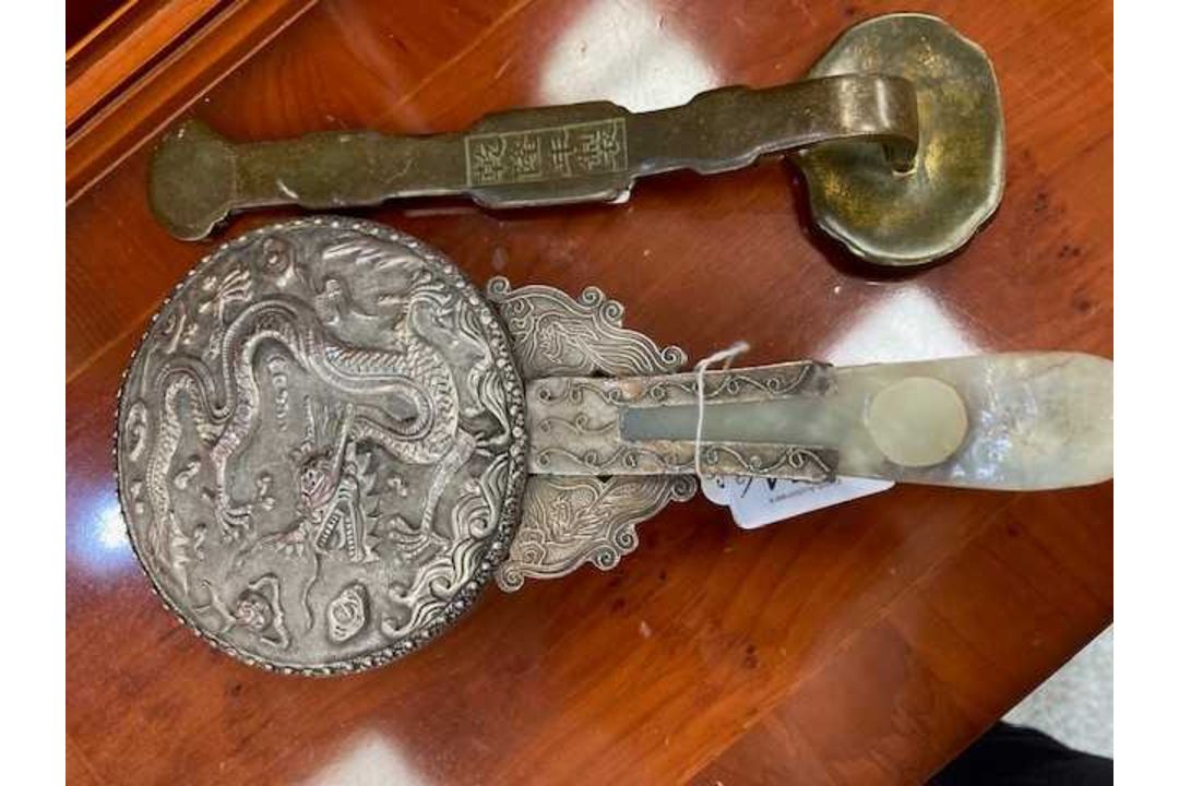 A CHINESE SILVER AND JADE HAND-MIRROR AND A CHINESE CLOISONNÉ RUYI SCEPTRE - Image 7 of 8
