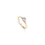 AN 18 CARAT GOLD DIAMOND RING