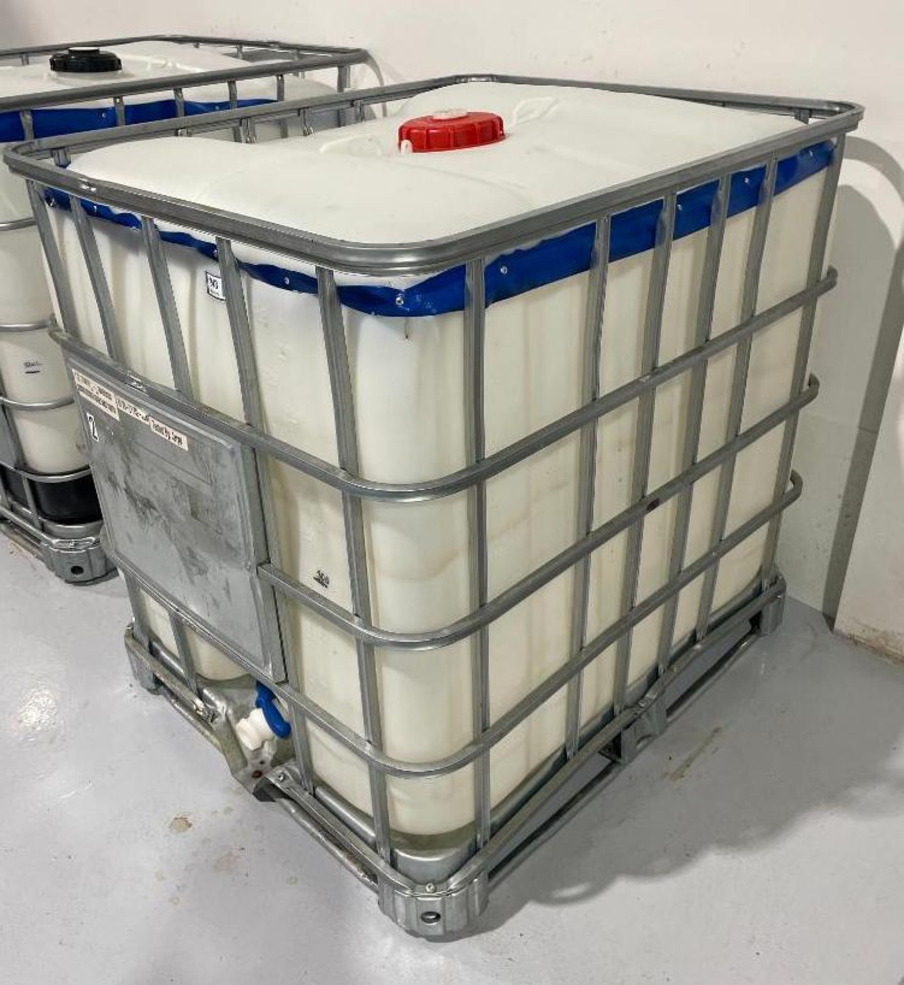1000L PLASTIC TOTE WITH ALUMINUM CAGE *TOTE TOP CUT OFF* - Image 3 of 8