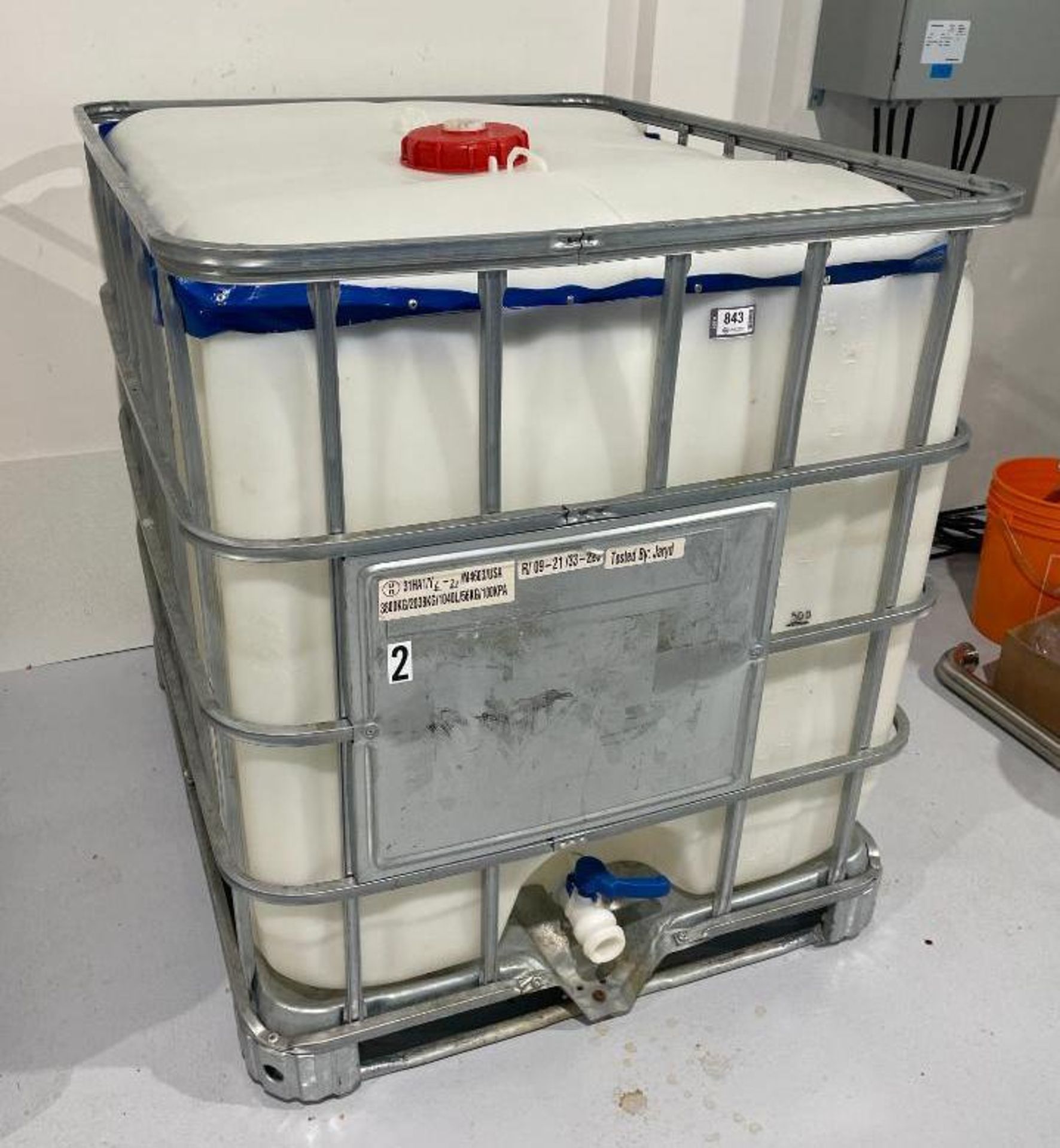 1000L PLASTIC TOTE WITH ALUMINUM CAGE *TOTE TOP CUT OFF*