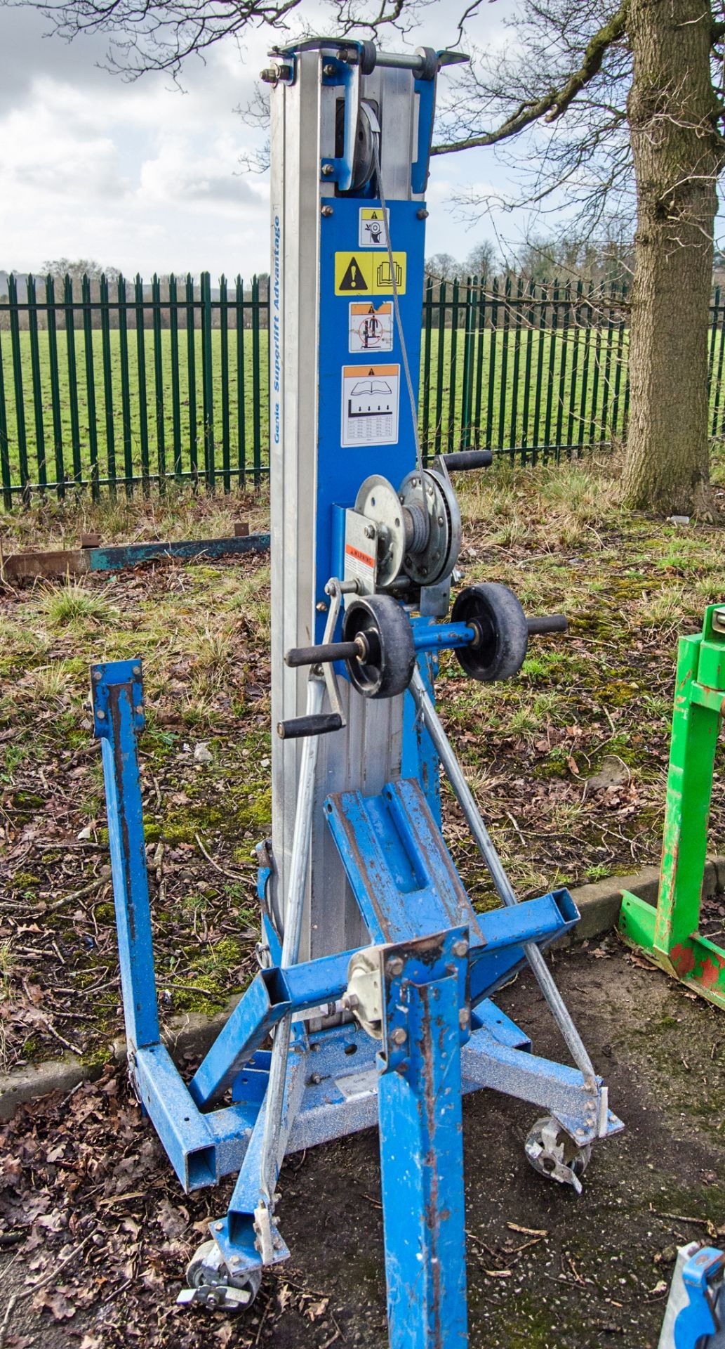 Genie SLA-10 manual material hoist c/w forks H01849 - Image 2 of 2