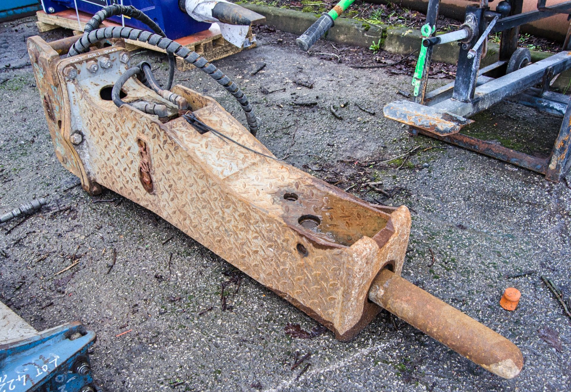 Queng hydraulic breaker to suit 5-8 tonne excavator Pin diameter: 45mm Pin centres: 350mm Pin width: - Image 2 of 4