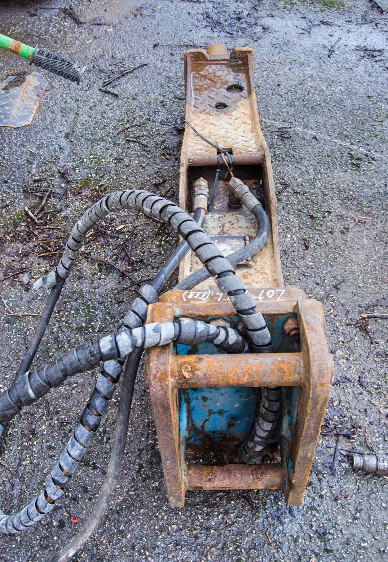 Queng hydraulic breaker to suit 5-8 tonne excavator Pin diameter: 45mm Pin centres: 350mm Pin width: - Image 3 of 4