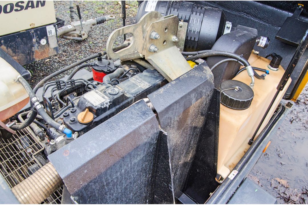 Doosan 7/41 diesel driven fast tow mobile air compressor Year: 2014 S/N: 432799 Recorded Hours: 1490 - Image 9 of 9
