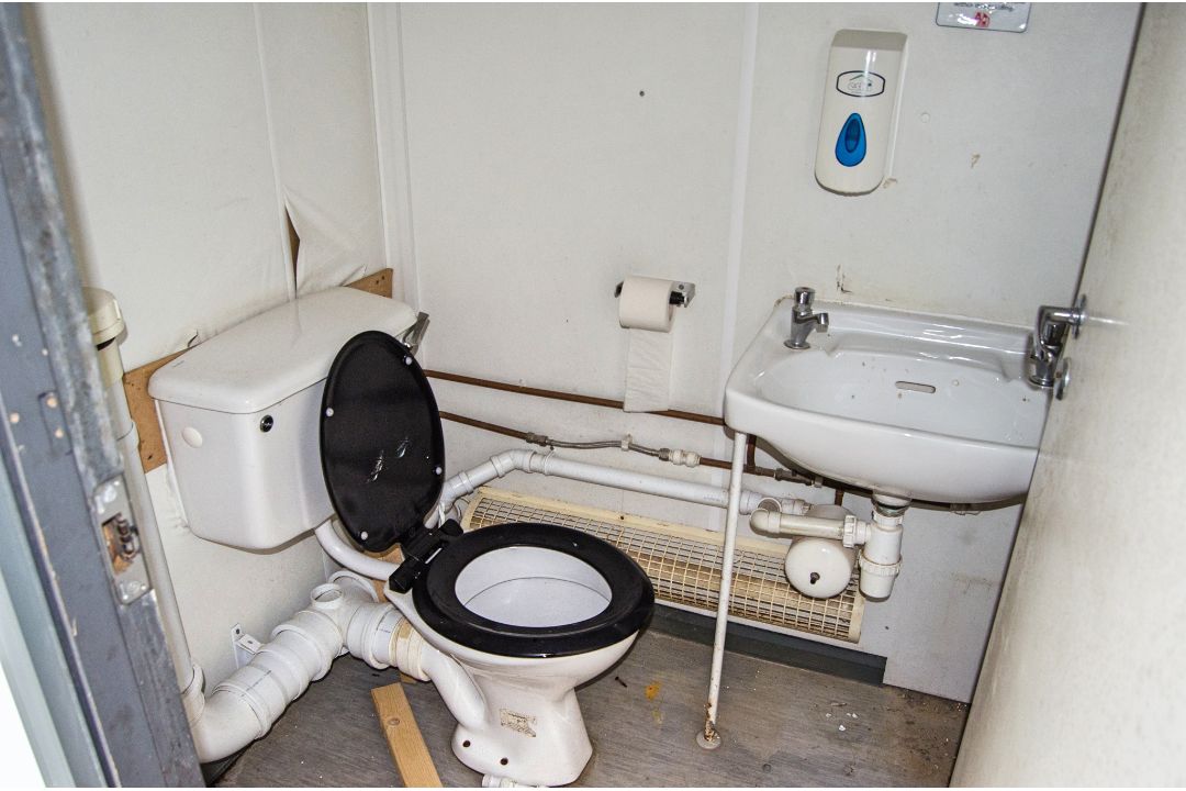 32ft x 10ft steel jack leg toilet/changing room site unit Comprising of Gents toilet(2 - cubicles, - Image 11 of 11
