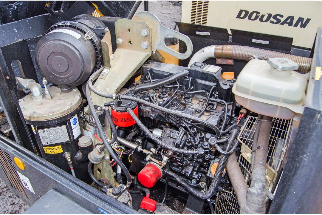 Doosan 7/41 diesel driven fast tow mobile air compressor Year: 2013 S/N: 431907 Recorded Hours: 1445 - Image 8 of 9