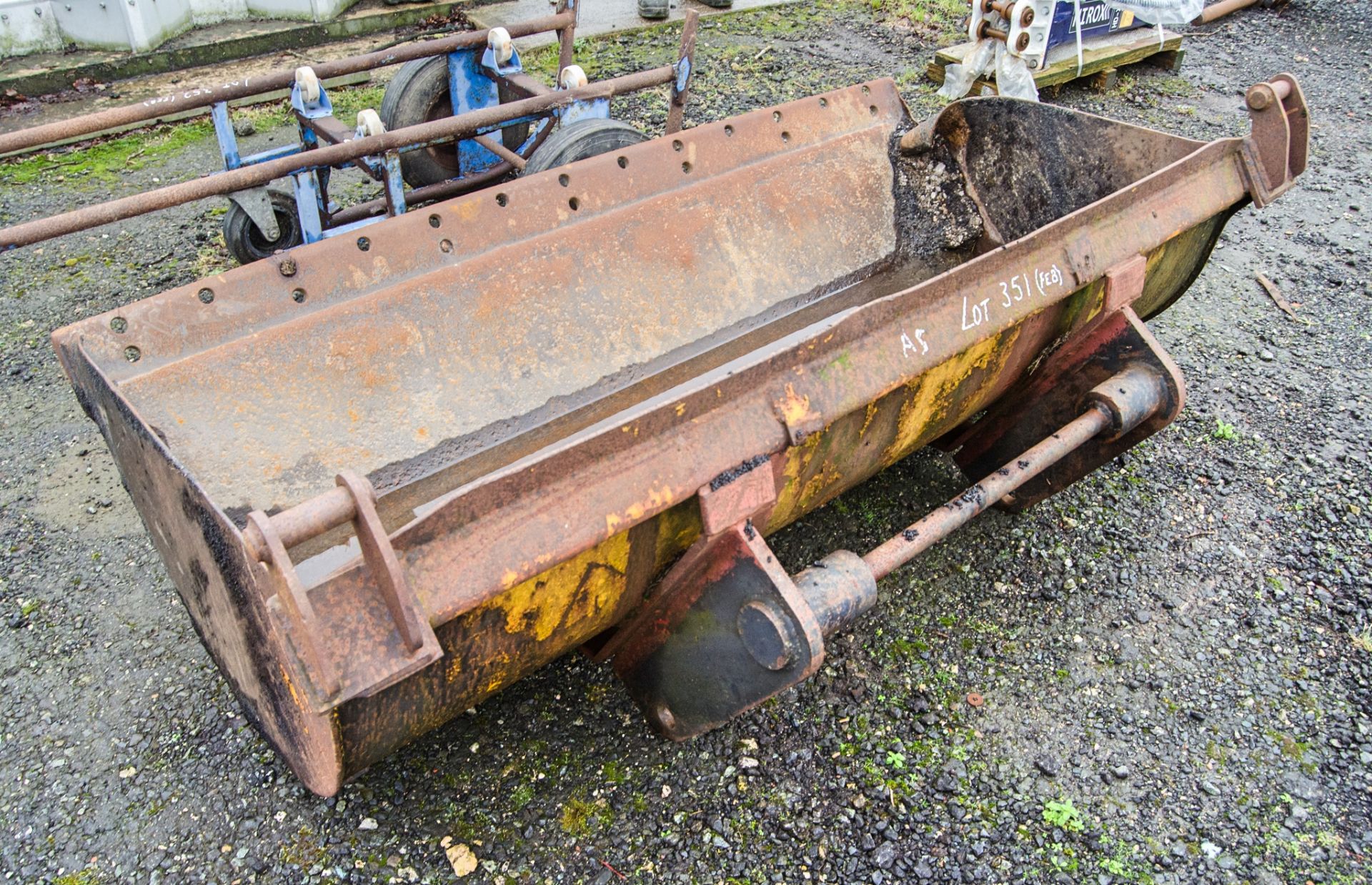 5ft 6 inch telescopic handler bucket - Image 2 of 2