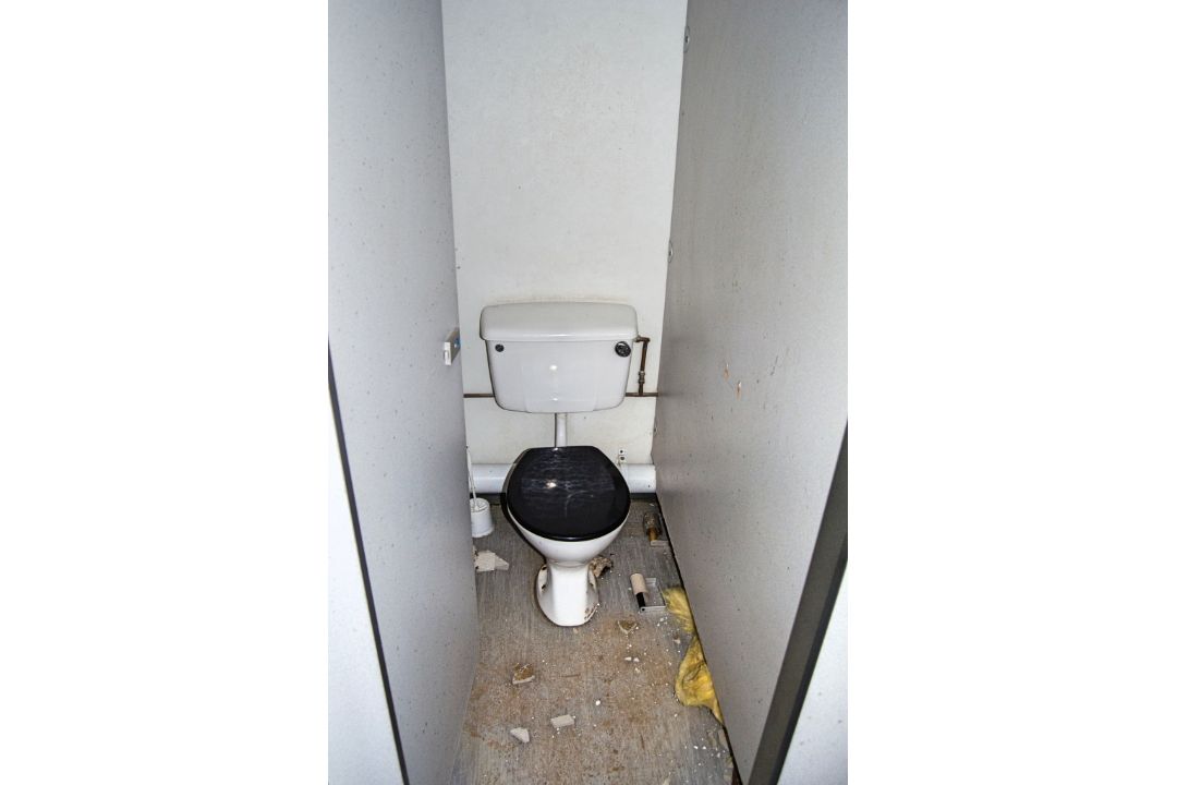 32ft x 10ft steel jack leg toilet/changing room site unit Comprising of Gents toilet(2 - cubicles, - Image 10 of 11