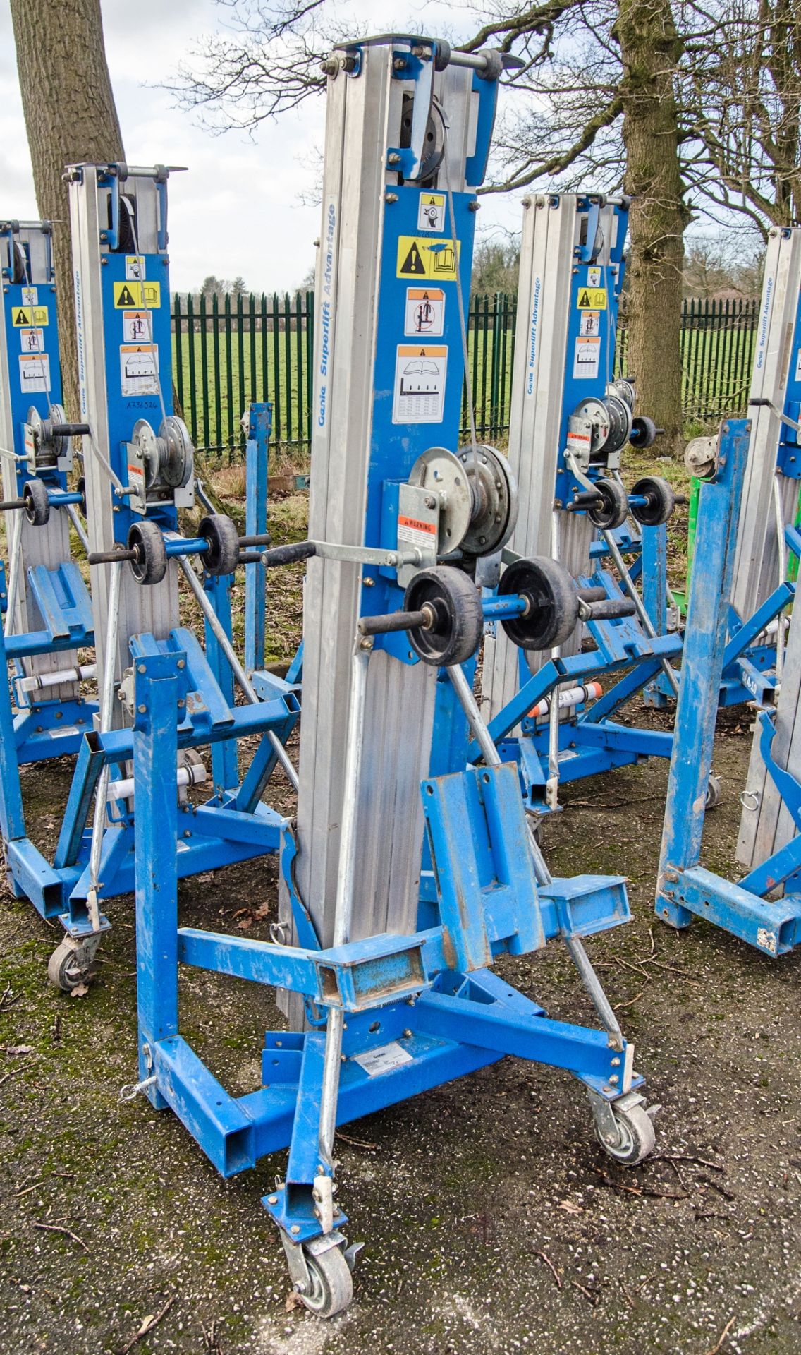 Genie SLA-10 manual material hoist c/w forks A728289 - Image 2 of 2