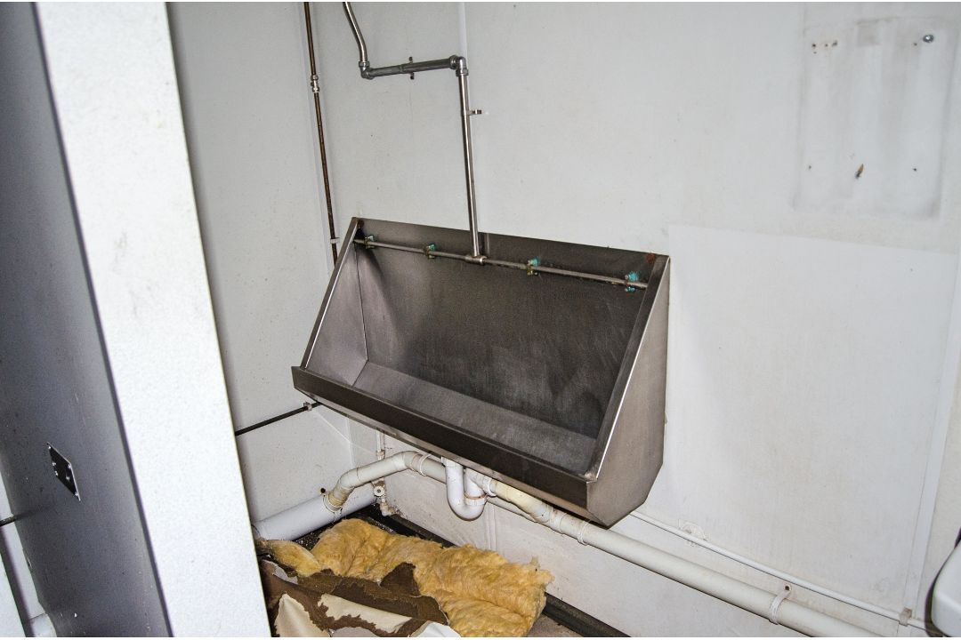 32ft x 10ft steel jack leg toilet/changing room site unit Comprising of Gents toilet(2 - cubicles, - Image 7 of 11
