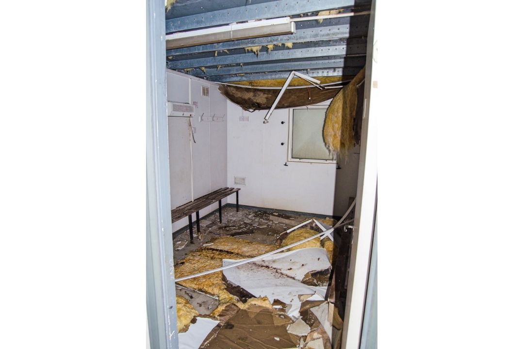 32ft x 10ft steel jack leg toilet/changing room site unit Comprising of Gents toilet(2 - cubicles, - Image 5 of 11