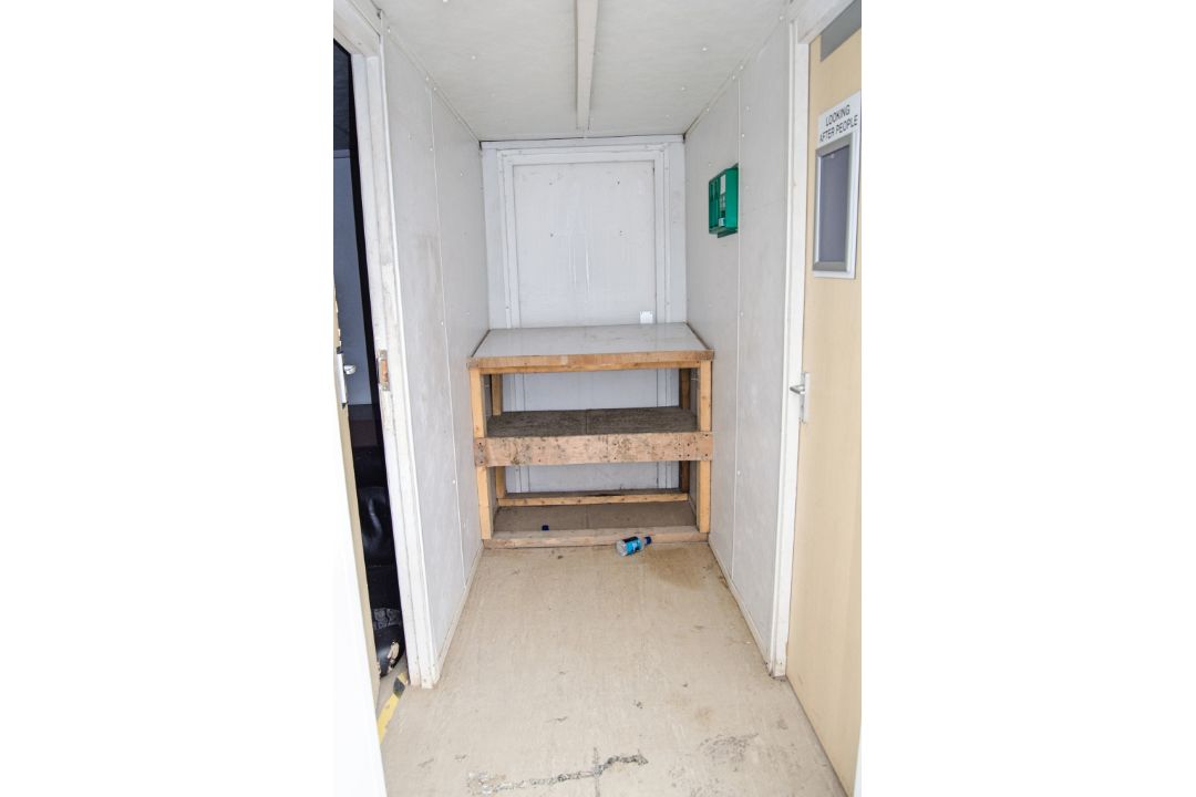 32ft x 10ft steel anti-vandal office site unit Comprising of: lobby area & 2 - offices A581030 ** No - Image 5 of 7
