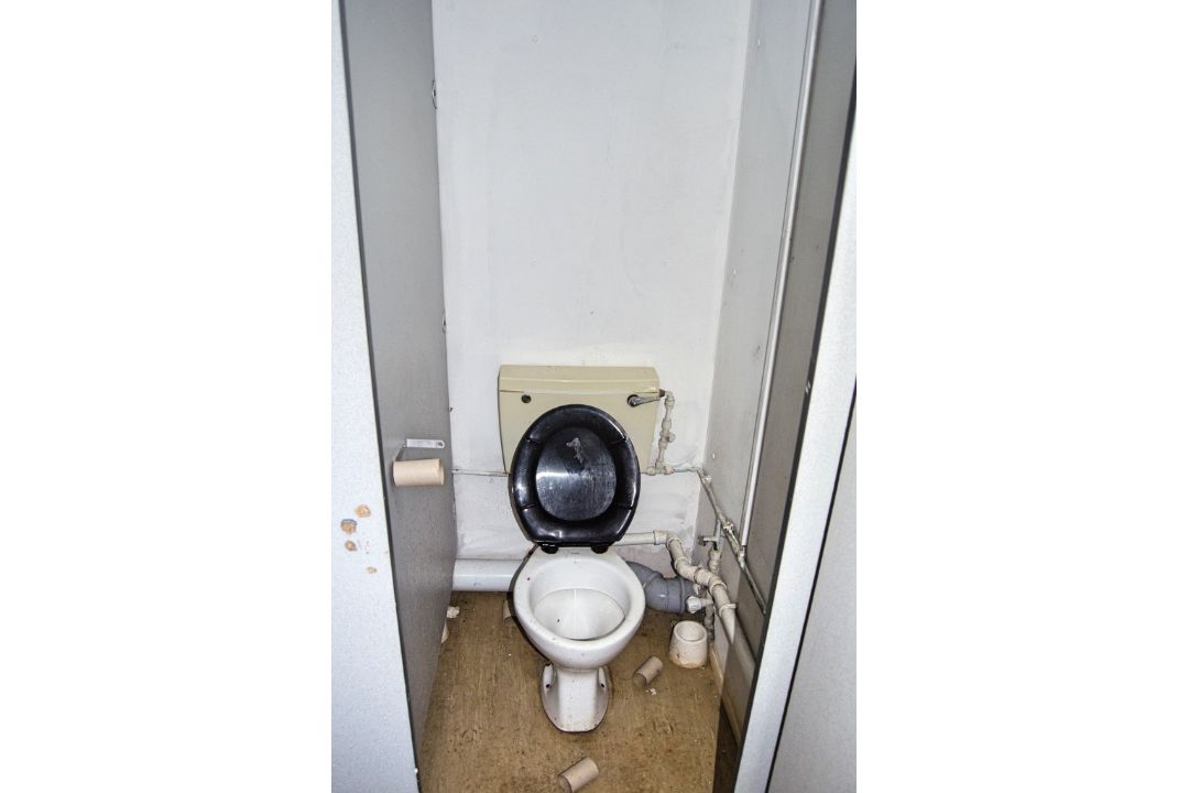 32ft x 10ft steel 4+2 toilet site unit Comprising of: Gents toilet(4 - cubicles, 2 - urinals & - Image 7 of 11