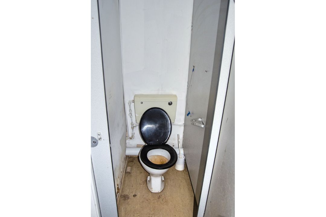 32ft x 10ft steel 4+2 toilet site unit Comprising of: Gents toilet(4 - cubicles, 2 - urinals & - Image 8 of 11