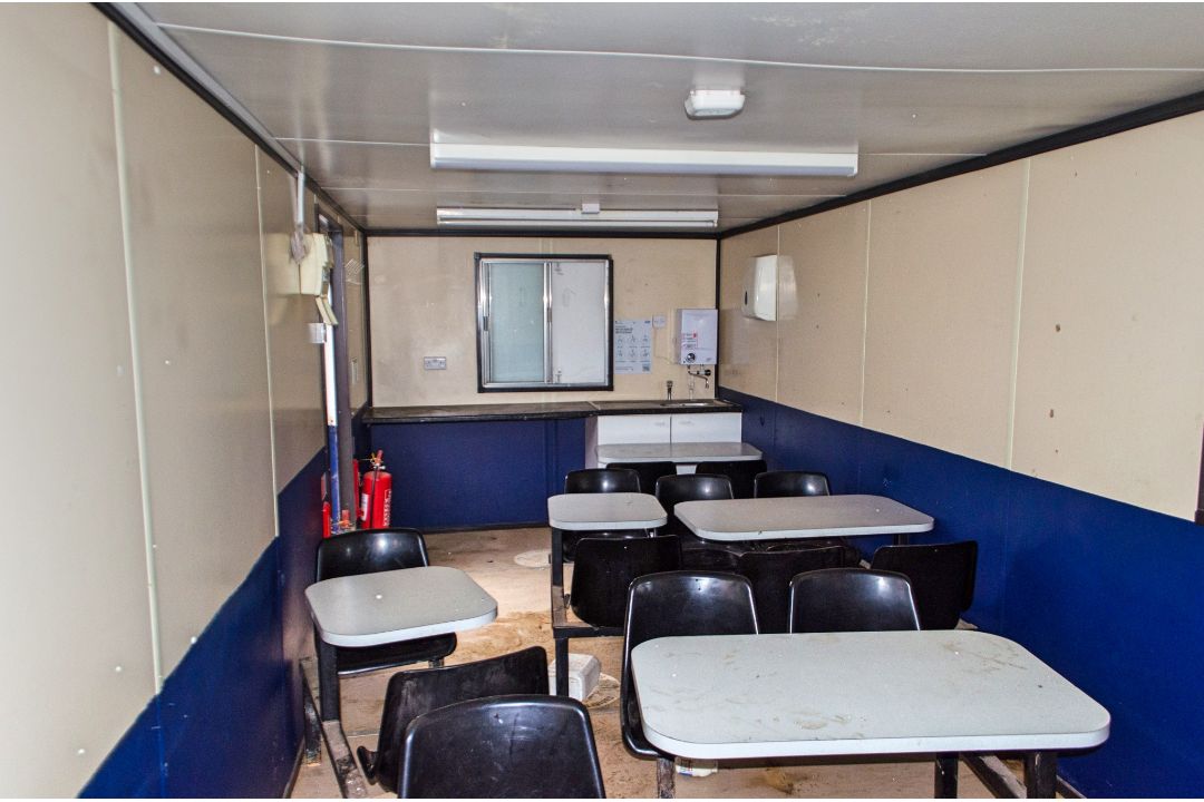 24ft x 9ft steel anti-vandal steel office/canteen site unit BV0509 ** No keys but unlocked ** - Image 6 of 6