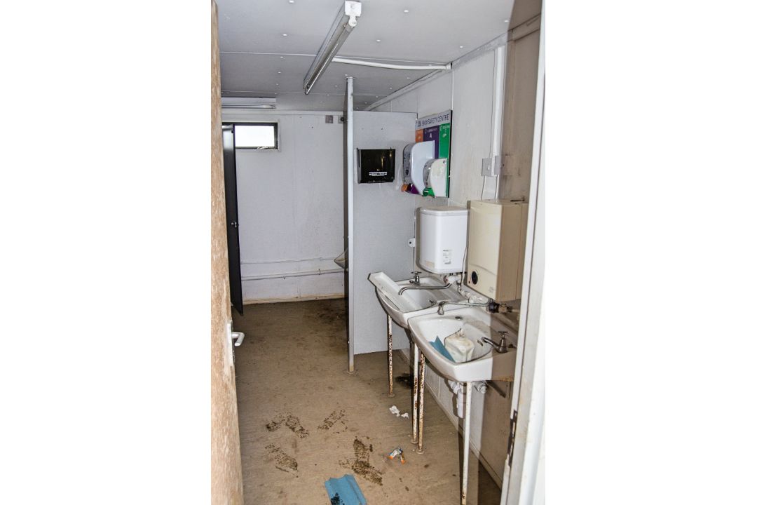 32ft x 10ft steel 4+2 toilet site unit Comprising of: Gents toilet(4 - cubicles, 2 - urinals & - Image 5 of 11