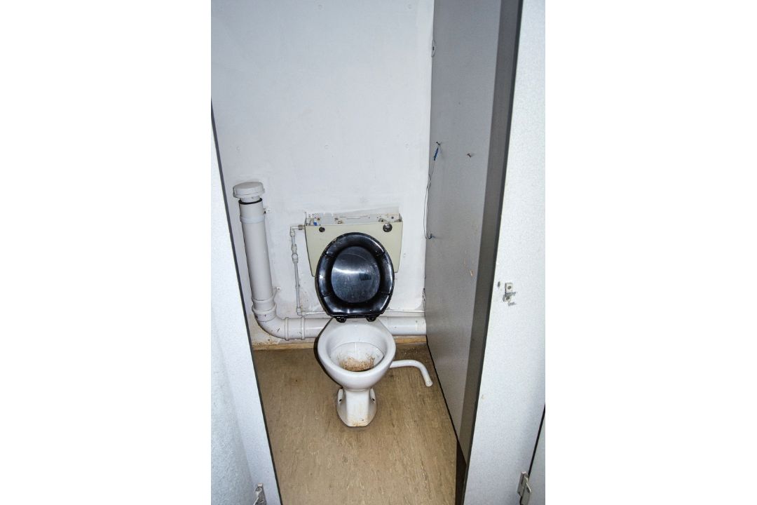 32ft x 10ft steel 4+2 toilet site unit Comprising of: Gents toilet(4 - cubicles, 2 - urinals & - Image 10 of 11