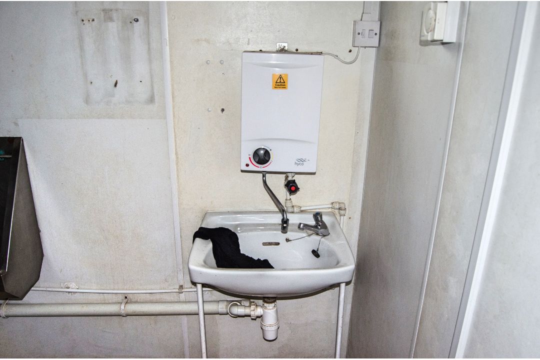 32ft x 10ft steel jack leg toilet/changing room site unit Comprising of Gents toilet(2 - cubicles, - Image 8 of 11