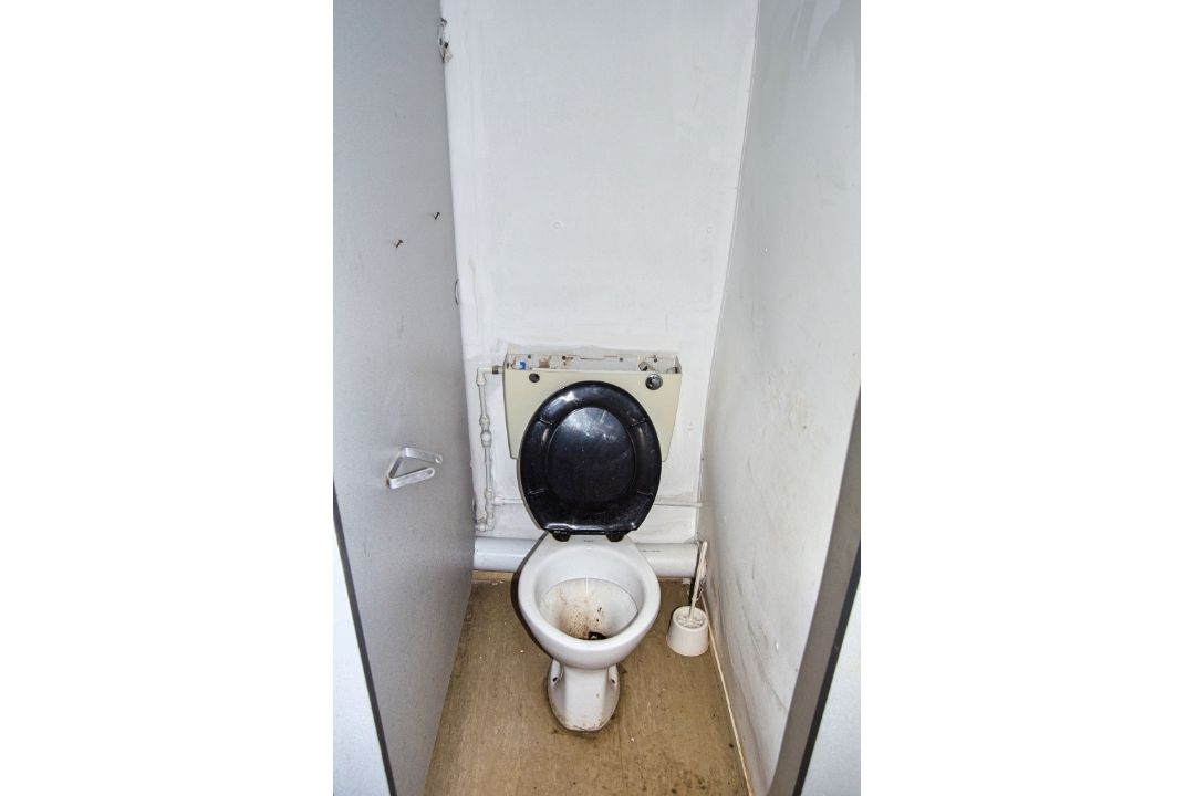 32ft x 10ft steel 4+2 toilet site unit Comprising of: Gents toilet(4 - cubicles, 2 - urinals & - Image 9 of 11