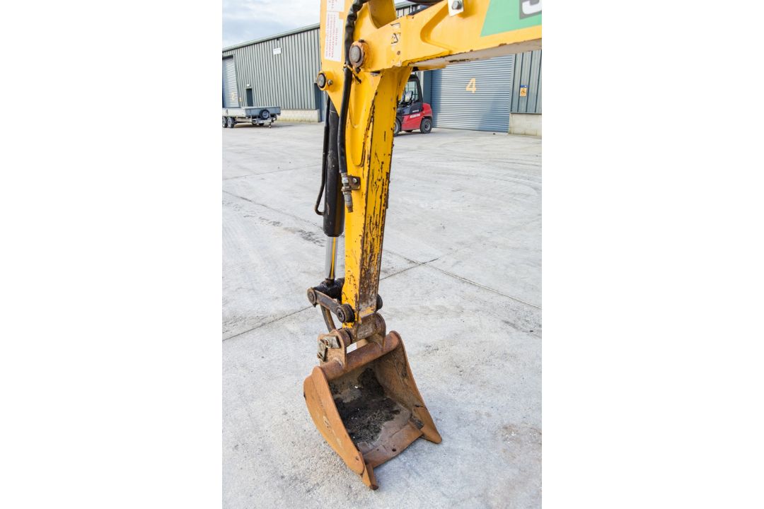 JCB 8025 ZTS 2.5 tonne rubber tracked mini excavator Year: 2017 S/N: 2227658 Recorded Hours: 2044 - Image 14 of 25