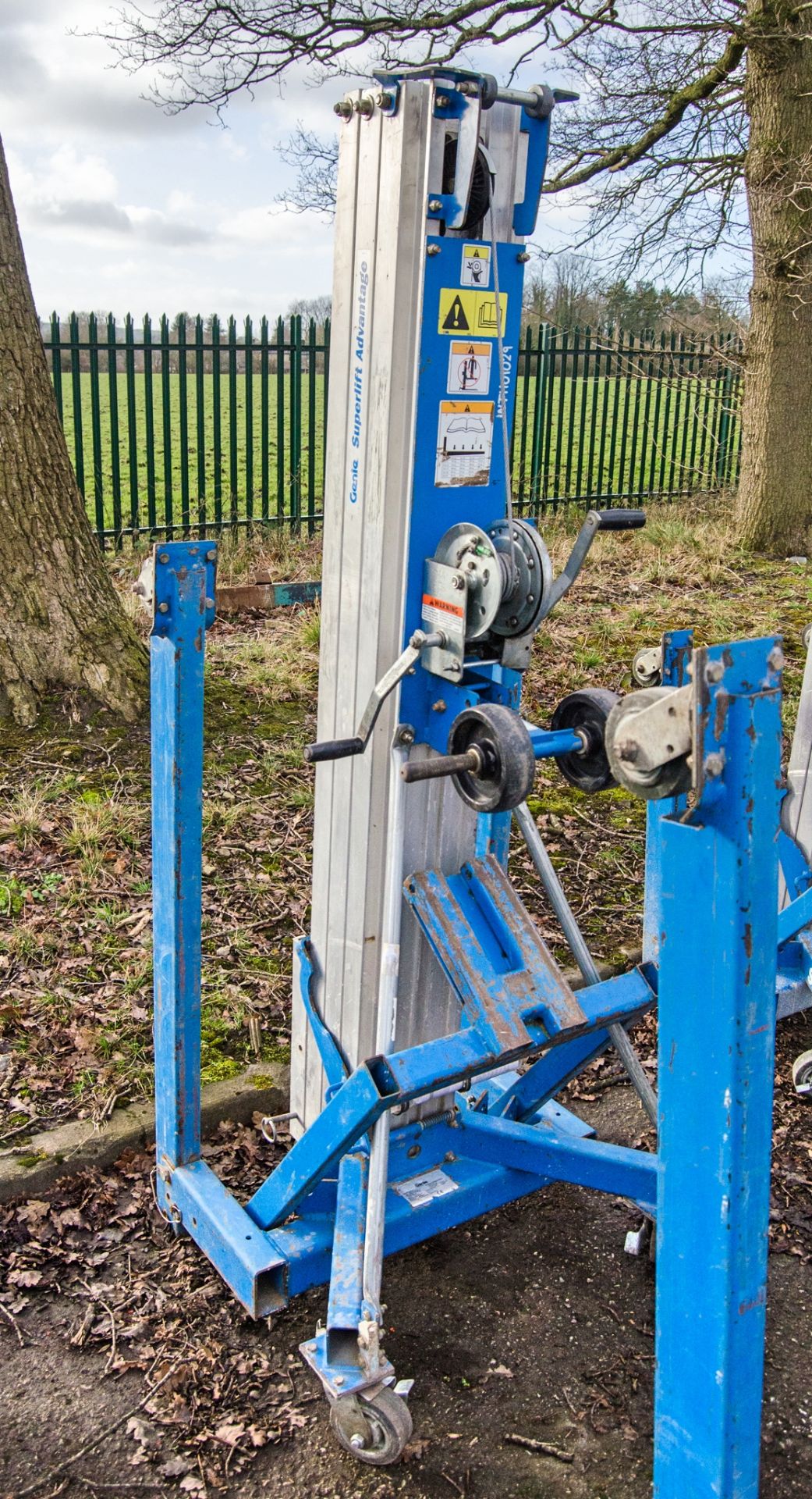 Genie SLA-15 manual material hoist c/w forks H01029 - Image 2 of 2