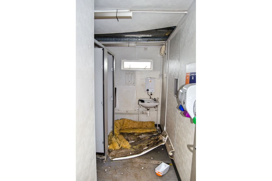 32ft x 10ft steel jack leg toilet/changing room site unit Comprising of Gents toilet(2 - cubicles, - Image 6 of 11