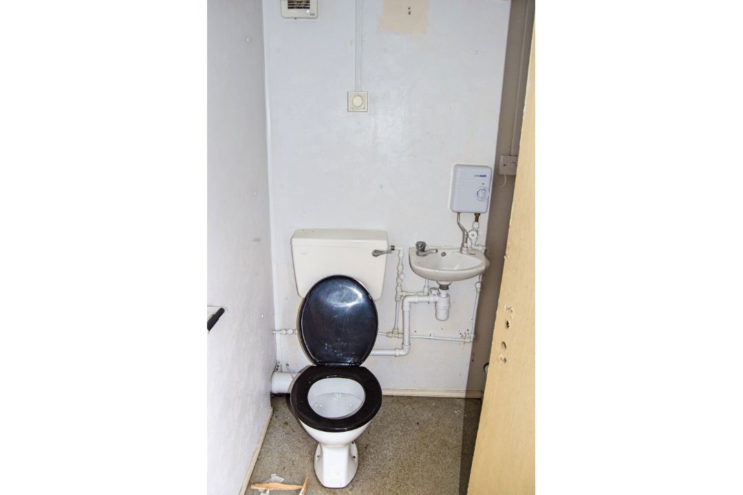 32ft x 10ft steel 4+2 toilet site unit Comprising of: Gents toilet(4 - cubicles, 2 - urinals & - Image 11 of 11