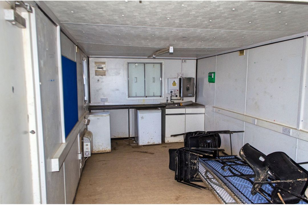 32ft x 10ft steel anti-vandal office site unit Comprising of: 2 offices A581009 ** No keys but - Image 5 of 7