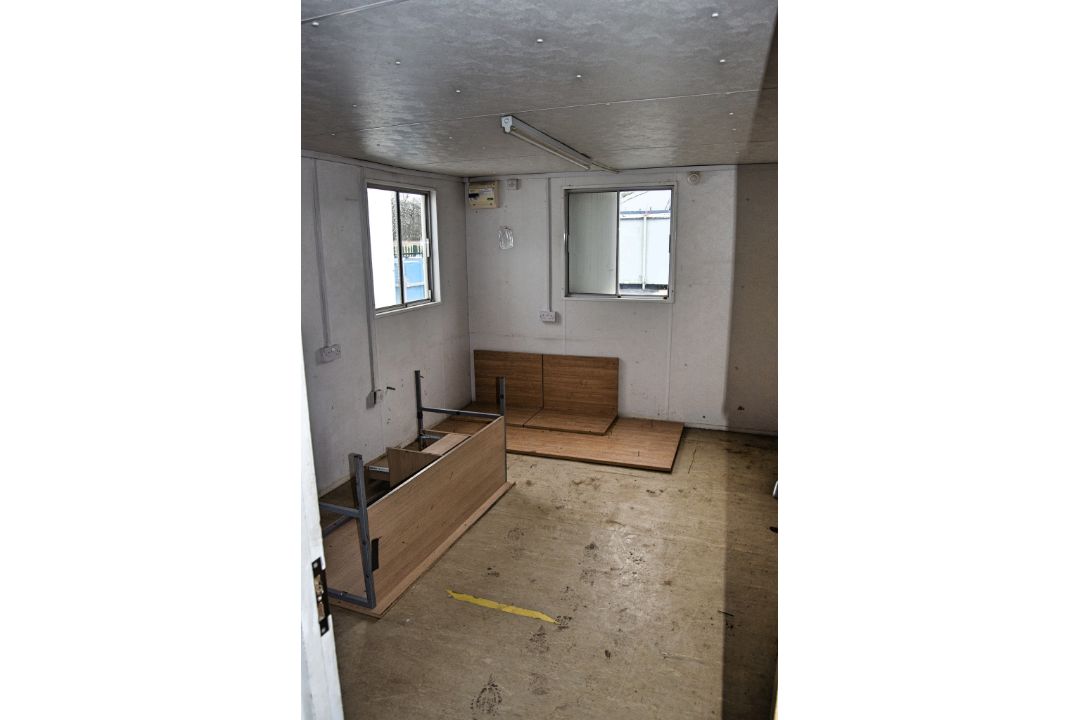 32ft x 10ft steel anti-vandal office site unit Comprising of: lobby area & 2 - offices A581030 ** No - Image 6 of 7