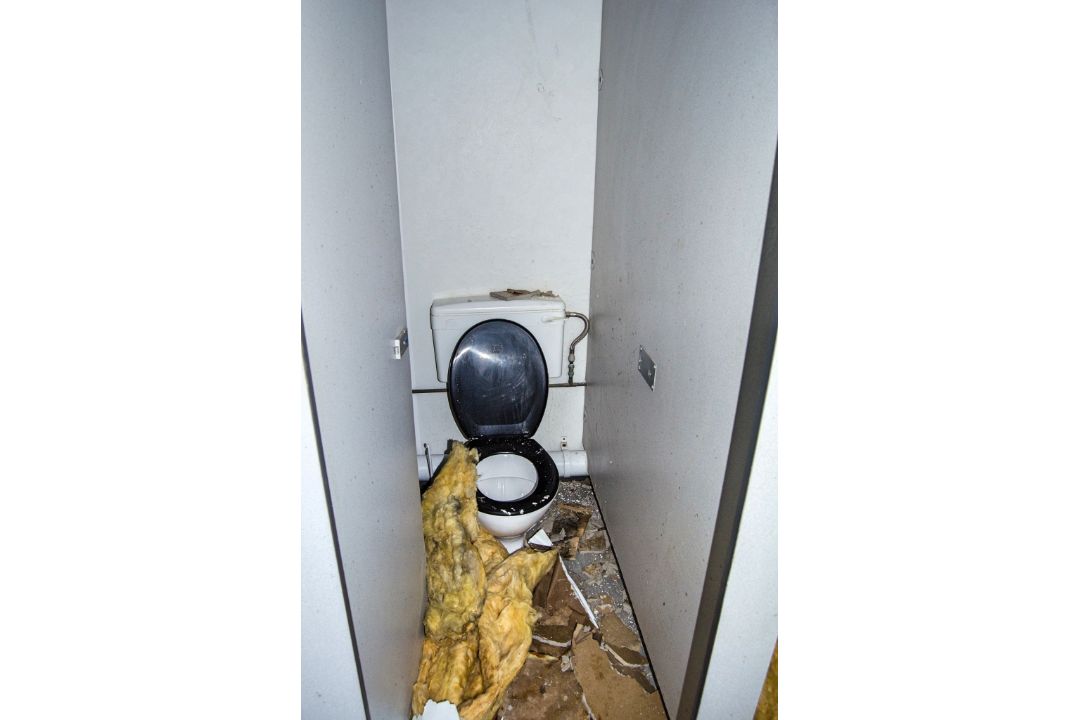 32ft x 10ft steel jack leg toilet/changing room site unit Comprising of Gents toilet(2 - cubicles, - Image 9 of 11