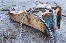 Queng hydraulic breaker to suit 5-8 tonne excavator Pin diameter: 45mm Pin centres: 350mm Pin width: