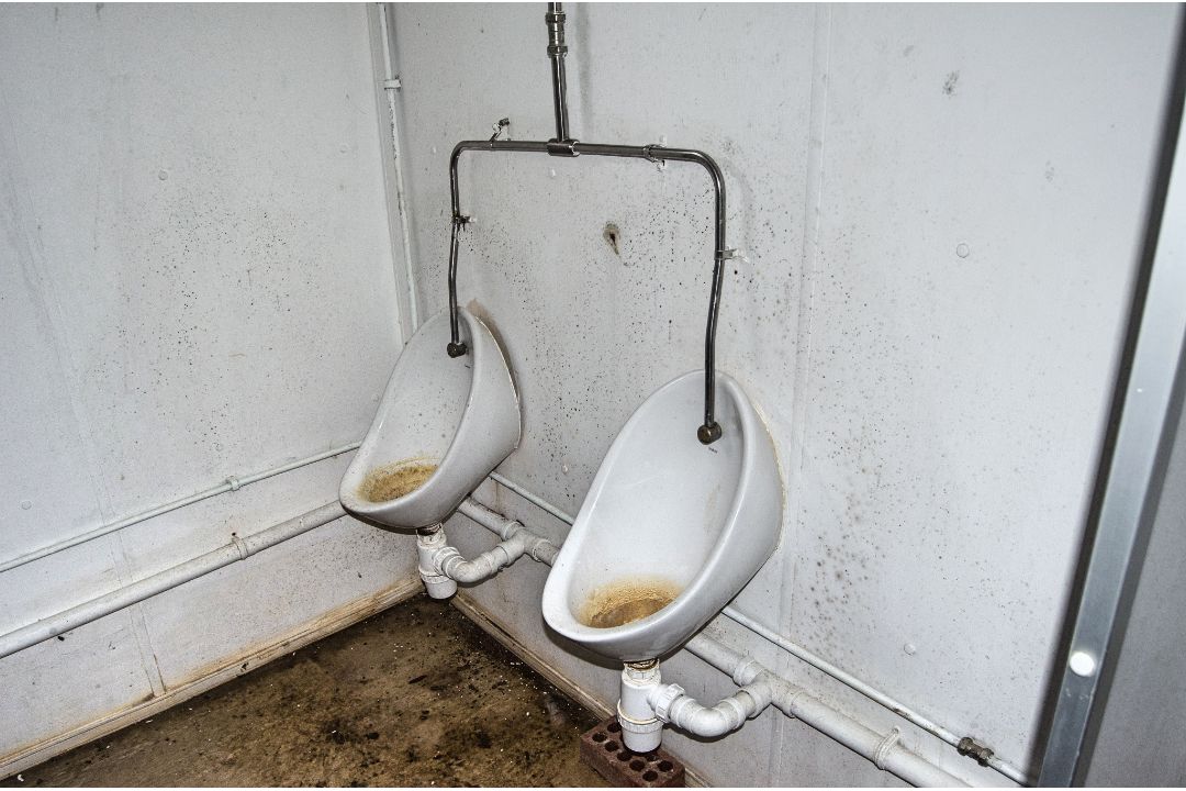 32ft x 10ft steel 4+2 toilet site unit Comprising of: Gents toilet(4 - cubicles, 2 - urinals & - Image 6 of 11