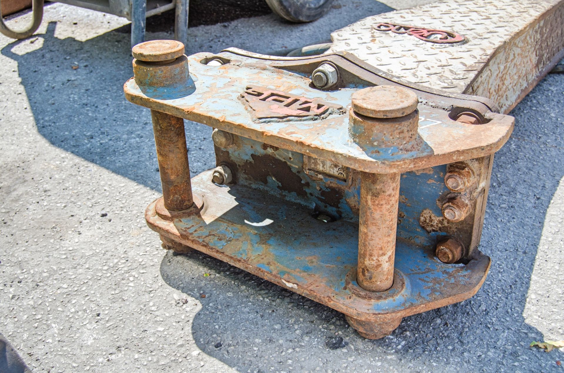 Queng ORB700 hydraulic breaker Pin diameter: 45mm Pin centres: 340mm Pin width: 170mm A804252 - Image 3 of 4