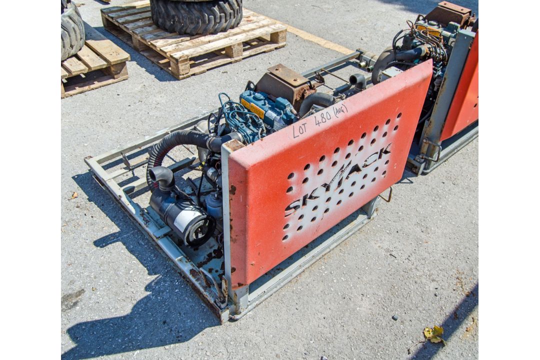 Kubota D1105E 1.1 litre 3 cylinder diesel engine c/w ancillaries, hydraulic pump and frame - Image 3 of 4