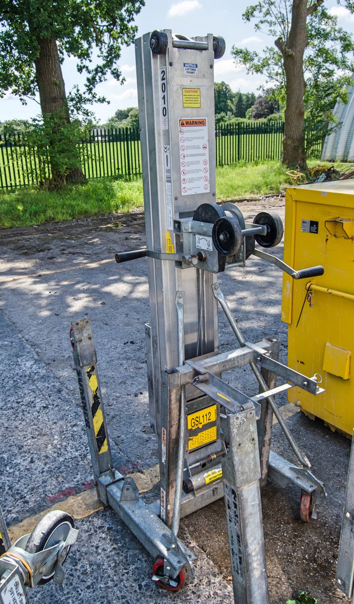 Sumner 2010 manual material hoist c/w forks GSL112 - Image 2 of 2