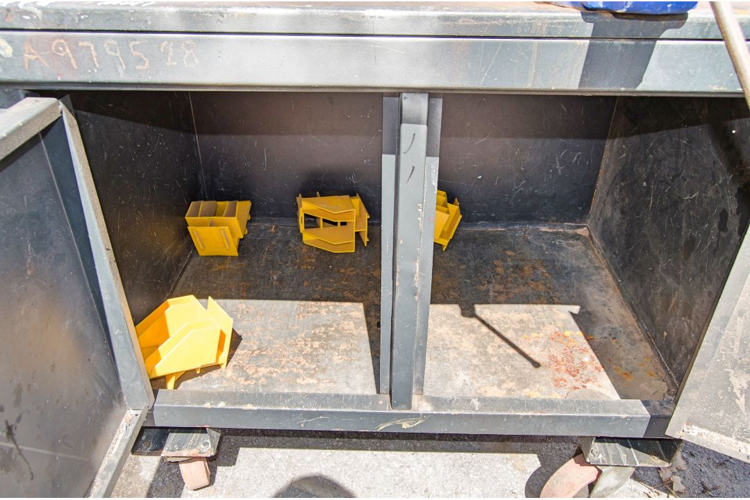 Armorgard Mobile Tuff Bench steel work bench/cabinet c/w pipe vice, engineers vice & keys A979528 - Image 2 of 2