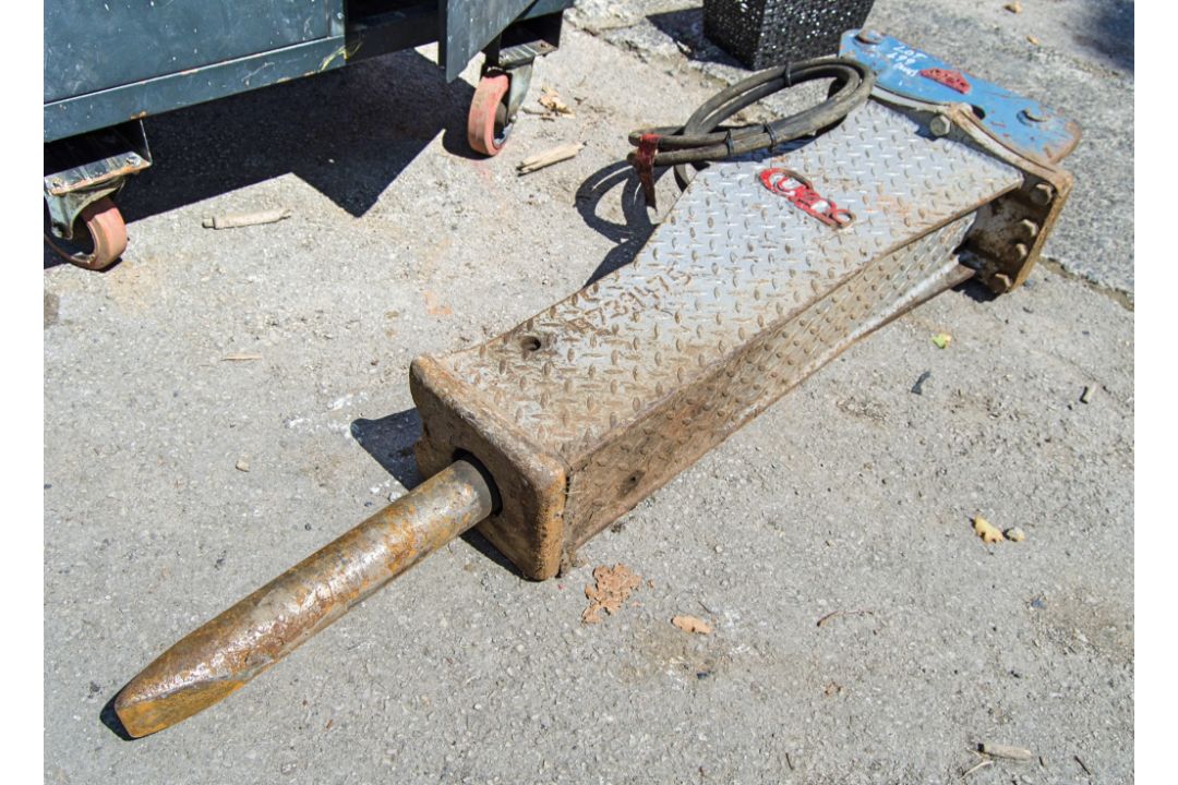 Queng hydraulic breaker Pin diameter: 45mm Pin Centres: 350mm Pin width: 150mm A739475 - Image 1 of 4