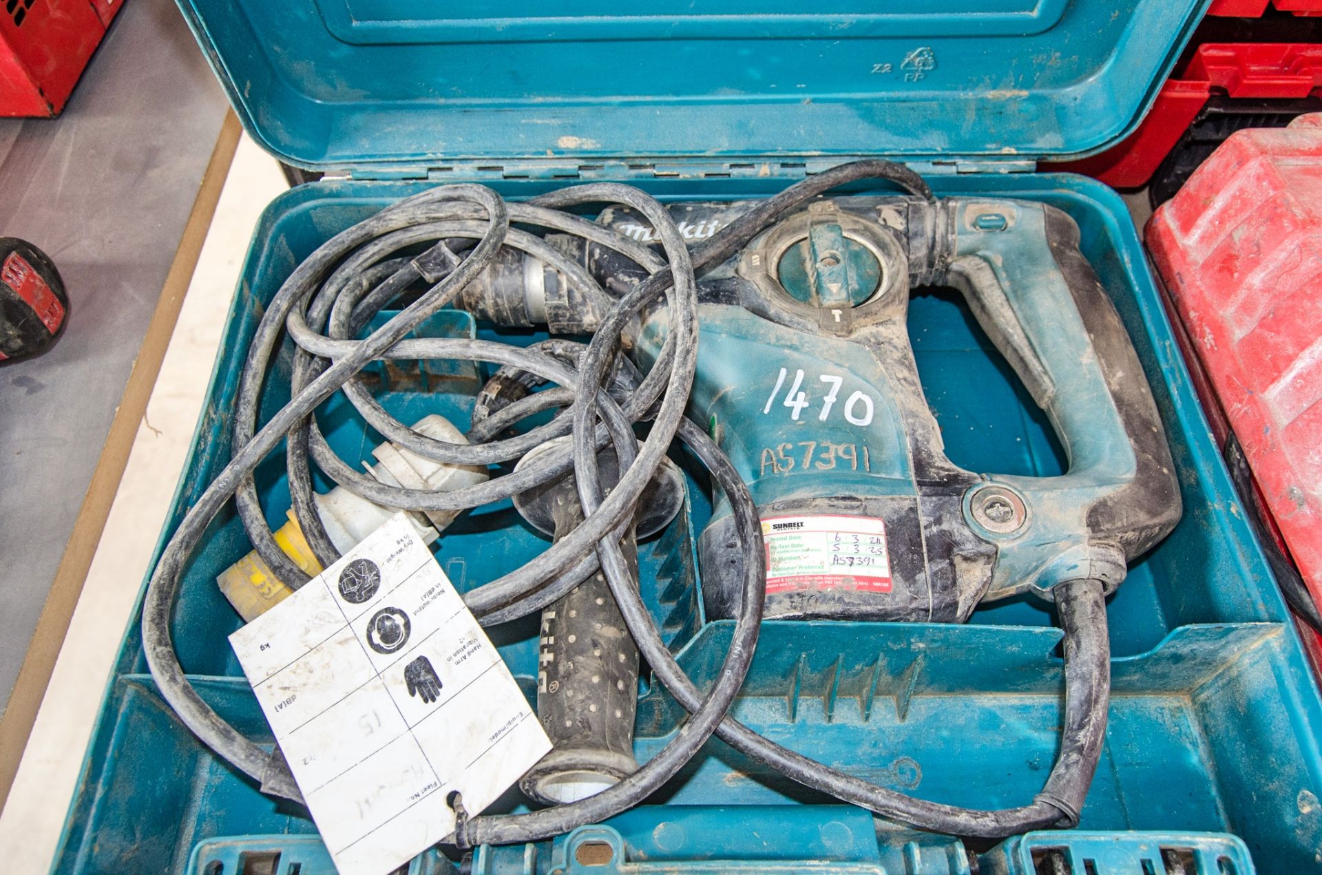 Makita HR2811F 110v SDS rotary hammer drill c/w carry case AS7391
