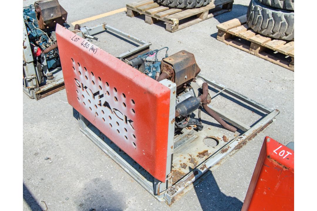 Kubota D1105E 1.1 litre 3 cylinder diesel engine c/w ancillaries, hydraulic pump and frame - Image 4 of 4