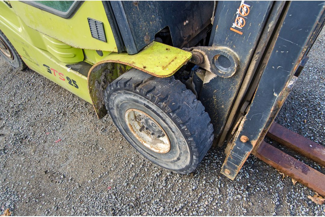 Clark GTS25 diesel driven fork lift truck Year: 2017 S/N: 8299 Recorded hours: 3707 c/w full cab - Image 11 of 19