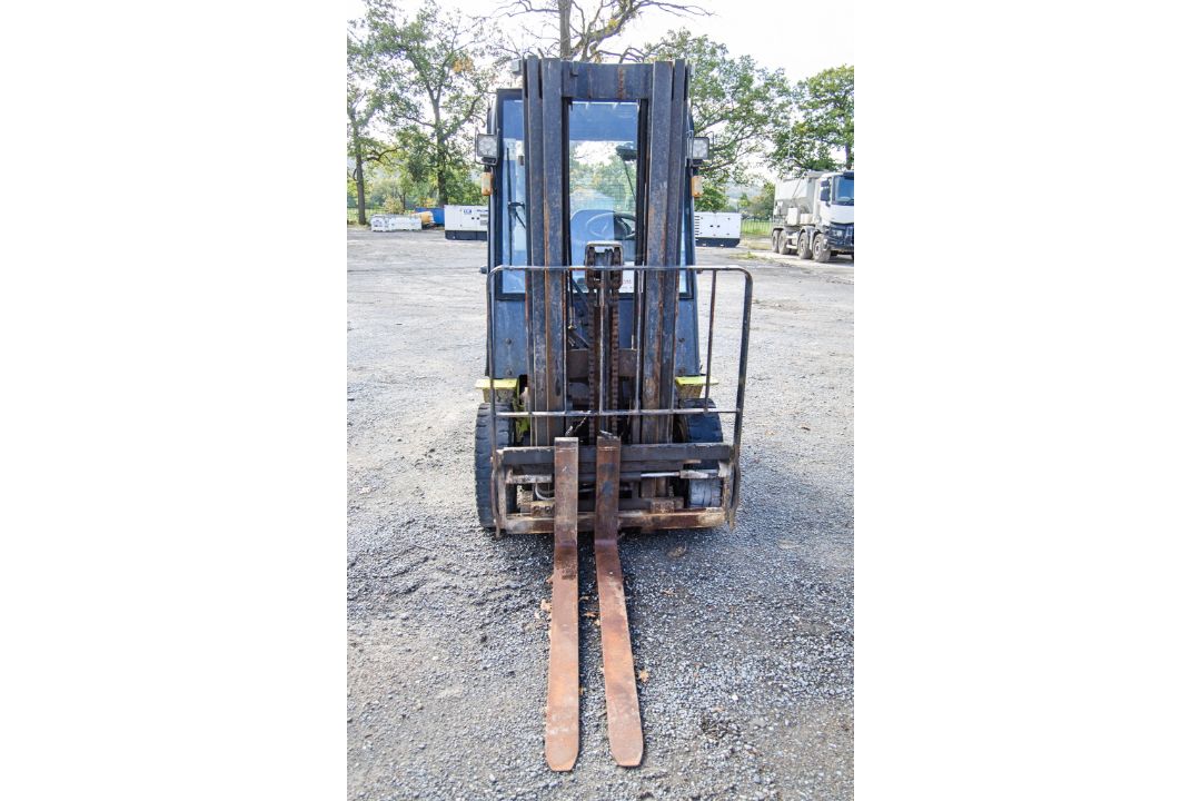 Clark GTS25 diesel driven fork lift truck Year: 2017 S/N: 8299 Recorded hours: 3707 c/w full cab - Image 5 of 19
