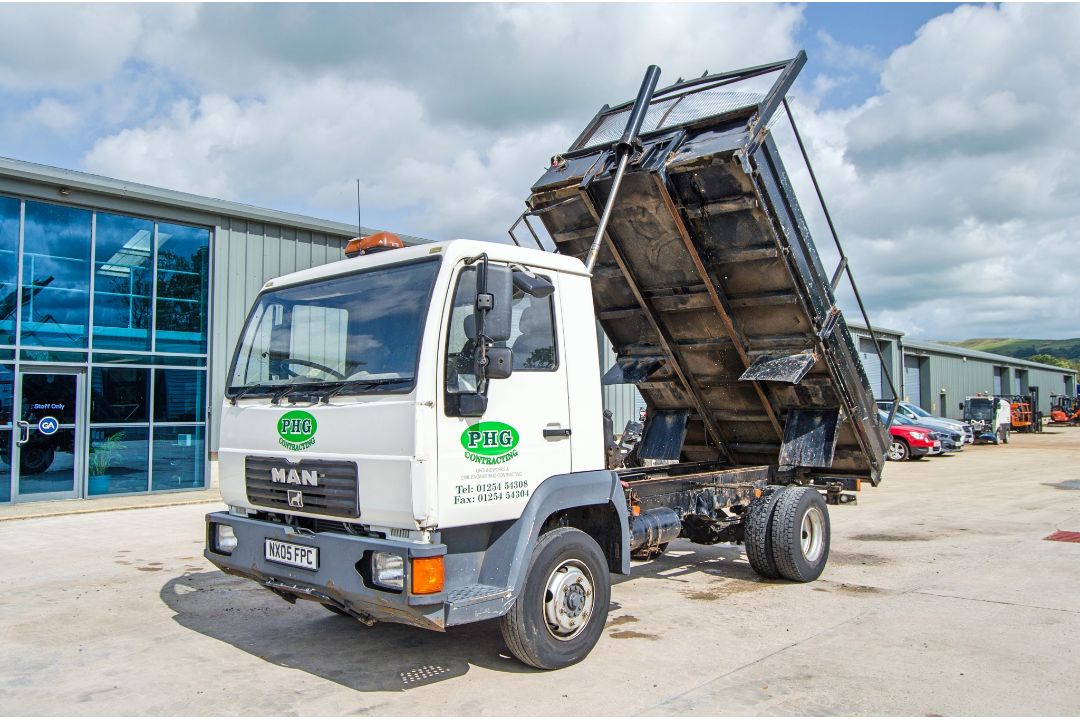 MAN 8.155 4580cc 7.5 tonne tipper lorry Registration Number: NX05 FPC Date of Registration: 01/06/ - Image 9 of 27