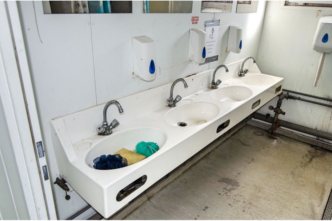 20ft x 8ft steel toilet site unit Comprising of: 2 - showers, 2 - cubicles, 2 - urinals, 5 sinks & - Image 9 of 12