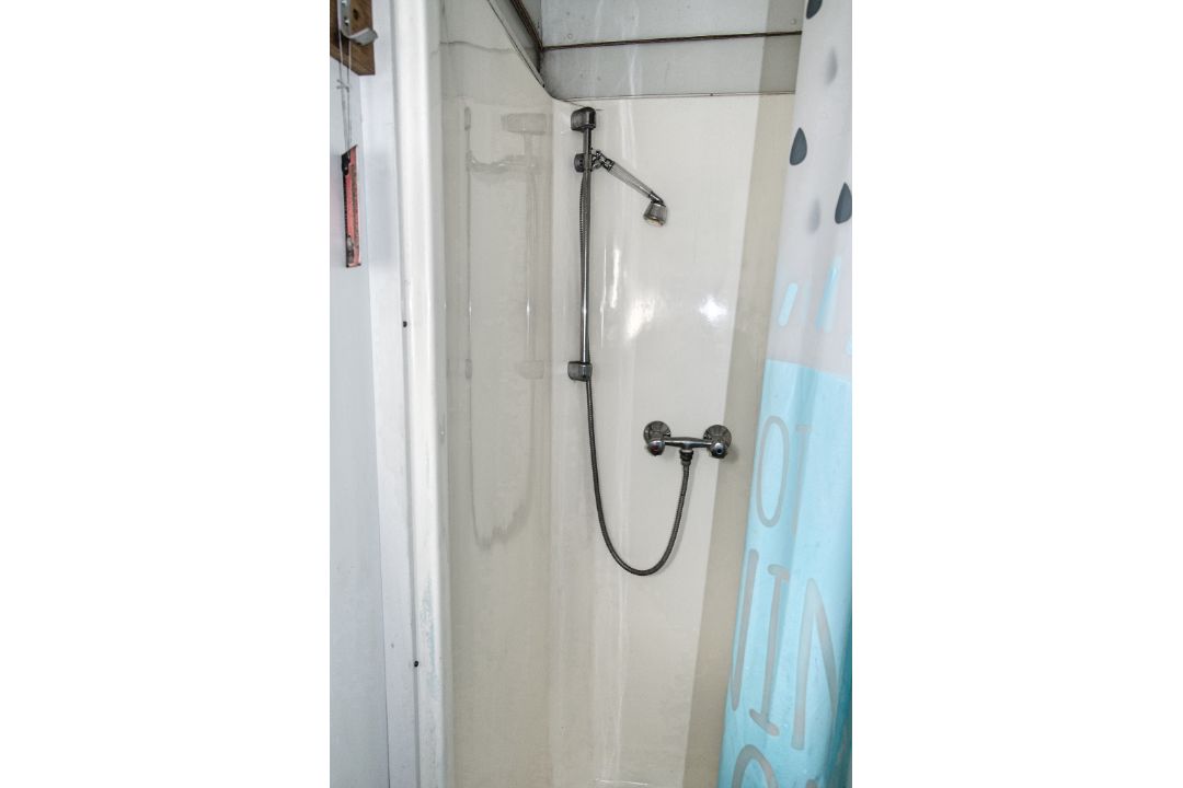 20ft x 8ft steel toilet site unit Comprising of: 2 - showers, 2 - cubicles, 2 - urinals, 5 sinks & - Image 10 of 12