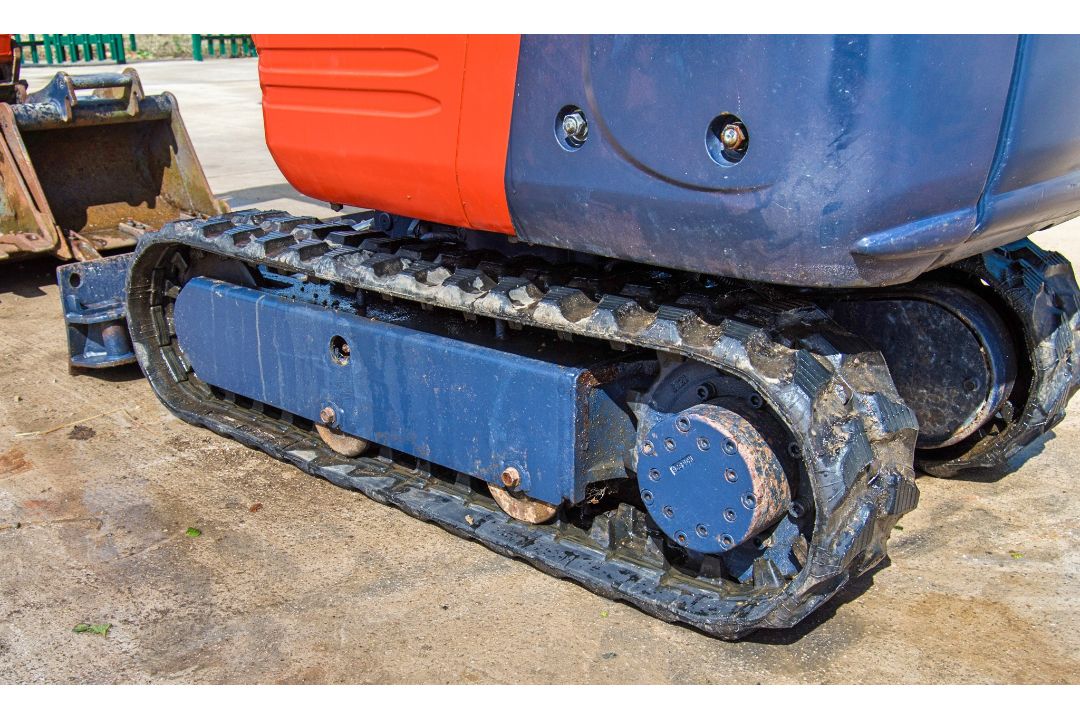 Kubota K008-3 0.8 tonne rubber tracked micro excavator Year: 2017 S/N: 29257 Recorded Hours: 1062 - Image 9 of 26