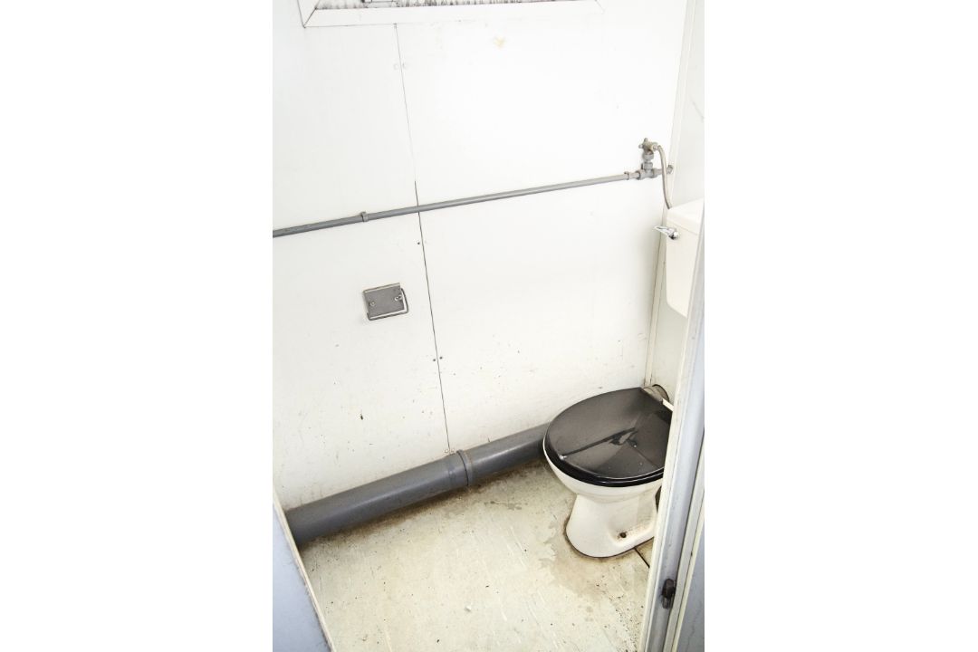 20ft x 8ft steel toilet site unit Comprising of: 2 - showers, 2 - cubicles, 2 - urinals, 5 sinks & - Image 7 of 12