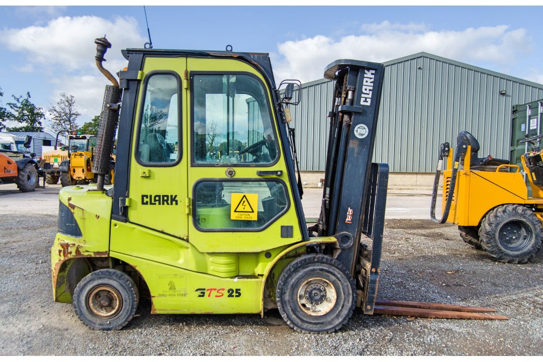 Clark GTS25 diesel driven fork lift truck Year: 2017 S/N: 8299 Recorded hours: 3707 c/w full cab - Image 7 of 19