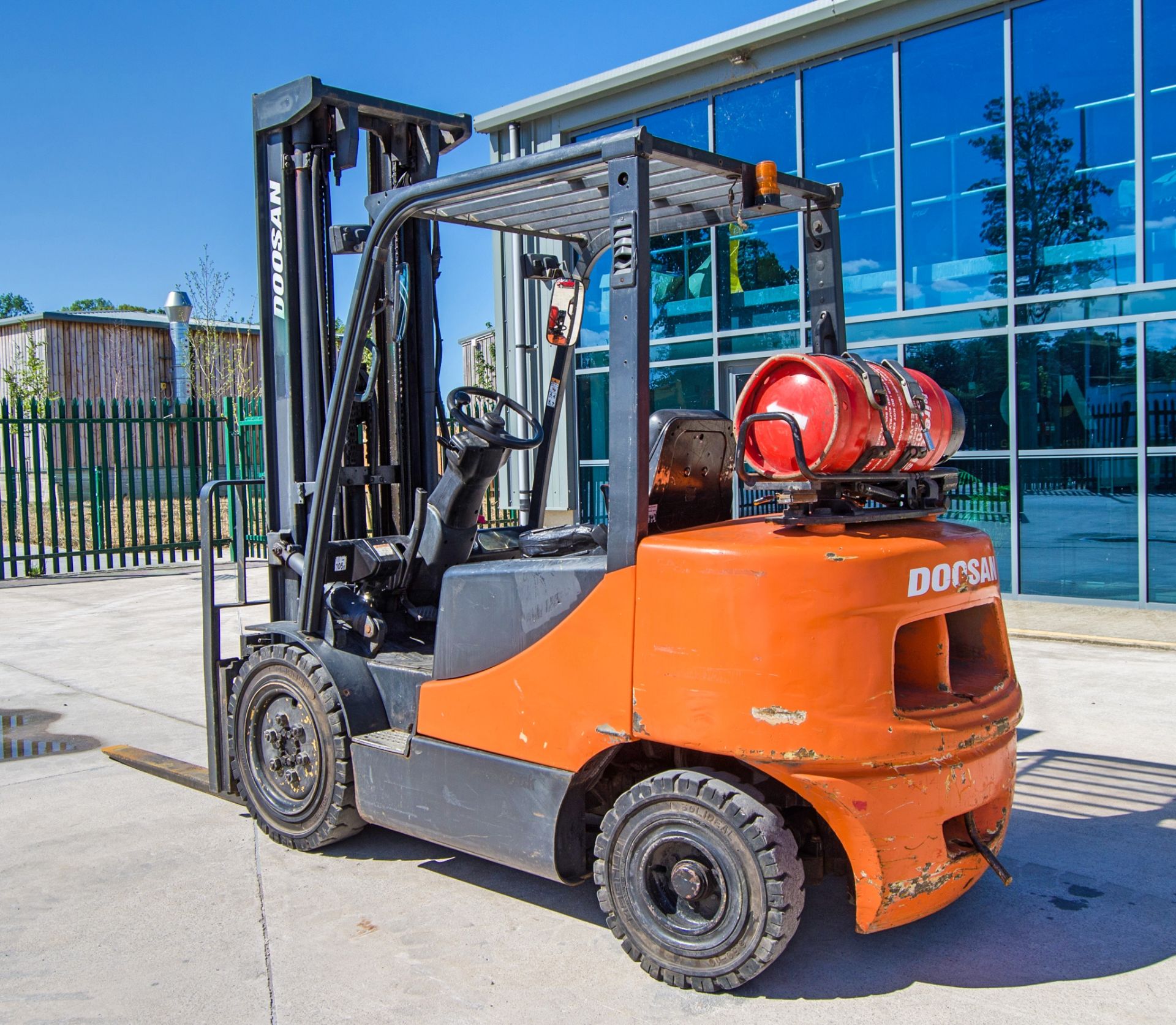 Doosan G35C-5 3.5 tonne gas powered fork lift truck Year: 2007 S/N: 00136 Recorded Hours: 12,404 - Image 3 of 23