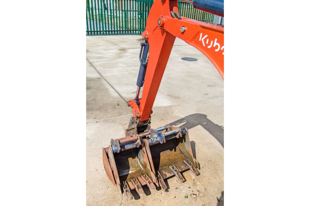 Kubota K008-3 0.8 tonne rubber tracked micro excavator Year: 2017 S/N: 29257 Recorded Hours: 1062 - Image 14 of 26